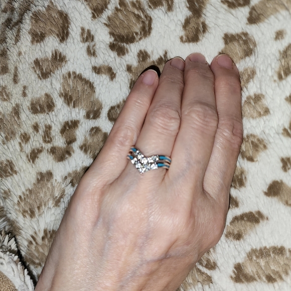 New Size 8 Three Piece Ring Set - Picture 5 of 11